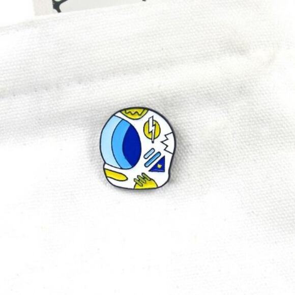 Space Suit Helmet Pin Brooch - Picture 4 of 4